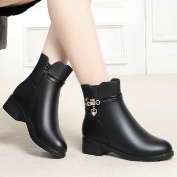 Γυναικεία χειμωνιάτικα παπούτσια με βαμβακερή επένδυση 2023, φθινοπωρινά και χειμωνιάτικα, μεσήλικες, κοντές μπότες με μαλακό πάτο, φλατ δερμάτινα παπούτσια, μοντέρνα casual μπότες με φλις επένδυση