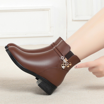 Γυναικεία χειμωνιάτικα παπούτσια με βαμβακερή επένδυση 2023, φθινοπωρινά και χειμωνιάτικα, μεσήλικες, κοντές μπότες με μαλακό πάτο, φλατ δερμάτινα παπούτσια, μοντέρνα casual μπότες με φλις επένδυση