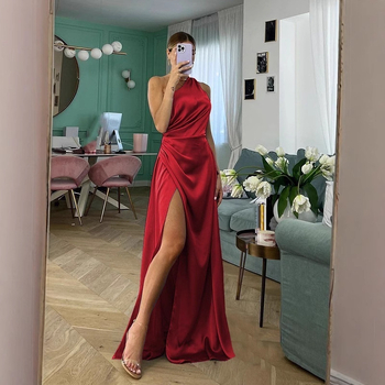 Zimné nové módne výrazné šikmé golierové šaty s otvorenými ramenami, skladanými lesklými bočným rozparkom a výraznými ramienkami 2024