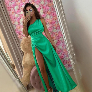 Zimné nové módne výrazné šikmé golierové šaty s otvorenými ramenami, skladanými lesklými bočným rozparkom a výraznými ramienkami 2024