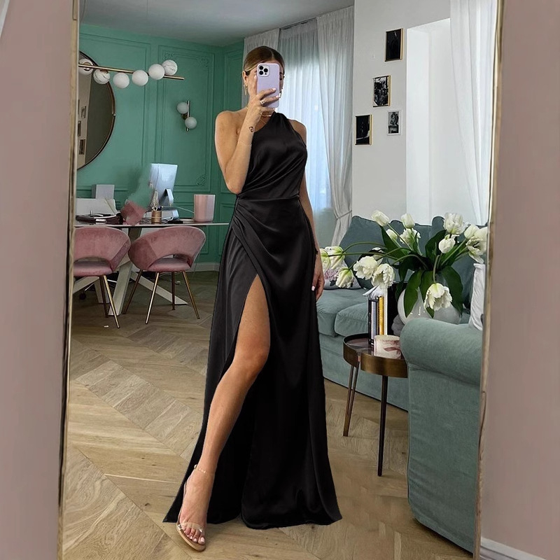 Zimné nové módne výrazné šikmé golierové šaty s otvorenými ramenami, skladanými lesklými bočným rozparkom a výraznými ramienkami 2024