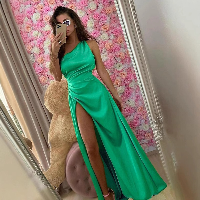 Zimné nové módne výrazné šikmé golierové šaty s otvorenými ramenami, skladanými lesklými bočným rozparkom a výraznými ramienkami 2024