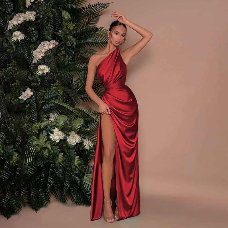 Zimné nové módne výrazné šikmé golierové šaty s otvorenými ramenami, skladanými lesklými bočným rozparkom a výraznými ramienkami 2024