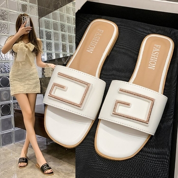 Prekogranične ravne papuče za žene, ljetna vanjska odjeća 2024., novi stil, internetski poznate modne papuče s metalnom kopčom i okruglom glavom, ravnog dna za žene