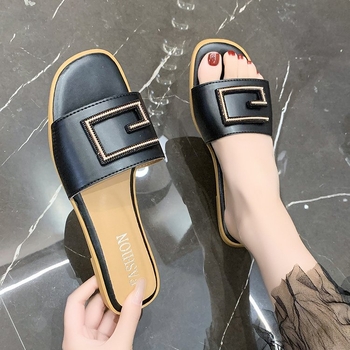 Prekogranične ravne papuče za žene, ljetna vanjska odjeća 2024., novi stil, internetski poznate modne papuče s metalnom kopčom i okruglom glavom, ravnog dna za žene