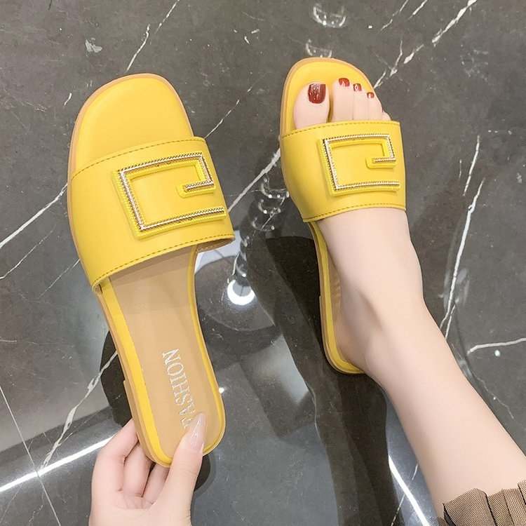 Prekogranične ravne papuče za žene, ljetna vanjska odjeća 2024., novi stil, internetski poznate modne papuče s metalnom kopčom i okruglom glavom, ravnog dna za žene