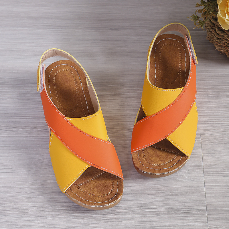 Prekogranične sandale za plažu većih veličina, boje slatkiša, u boji bombona, nove ženske cipele s čičkom, na platformu i klinastom podstavom za ljeto 2024.