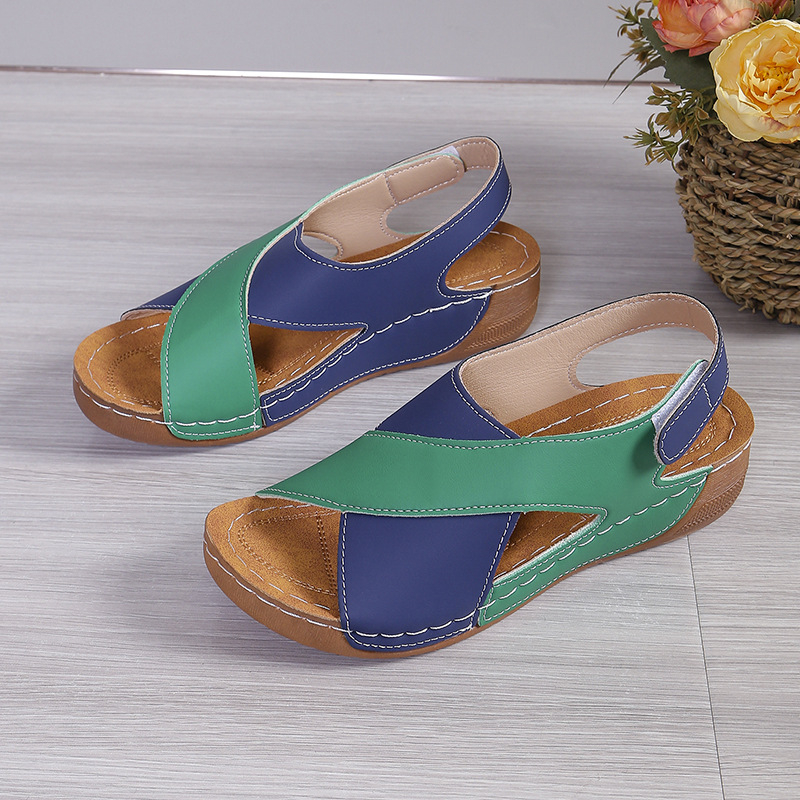 Prekogranične sandale za plažu većih veličina, boje slatkiša, u boji bombona, nove ženske cipele s čičkom, na platformu i klinastom podstavom za ljeto 2024.