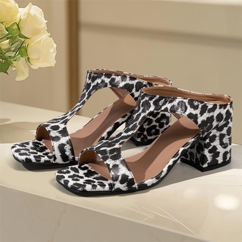Γυναικείες παντόφλες με ψηλοτάκουνα, παντόφλες μεγάλου μεγέθους, καλοκαιρινά σανδάλια ζέβρας 2025, χονδρικής, ευρωπαϊκού και αμερικανικού εμπορίου, με τετράγωνο κεφάλι και λεοπάρ σχέδιο.