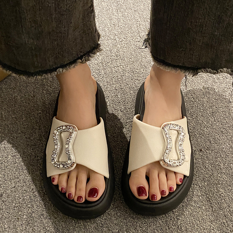 2025 Nový internetový slávny letný outfit s hrubým zadnou časťou, módny super populárny letný outfit s štvorcovou prackou a papuče pre dievčatá