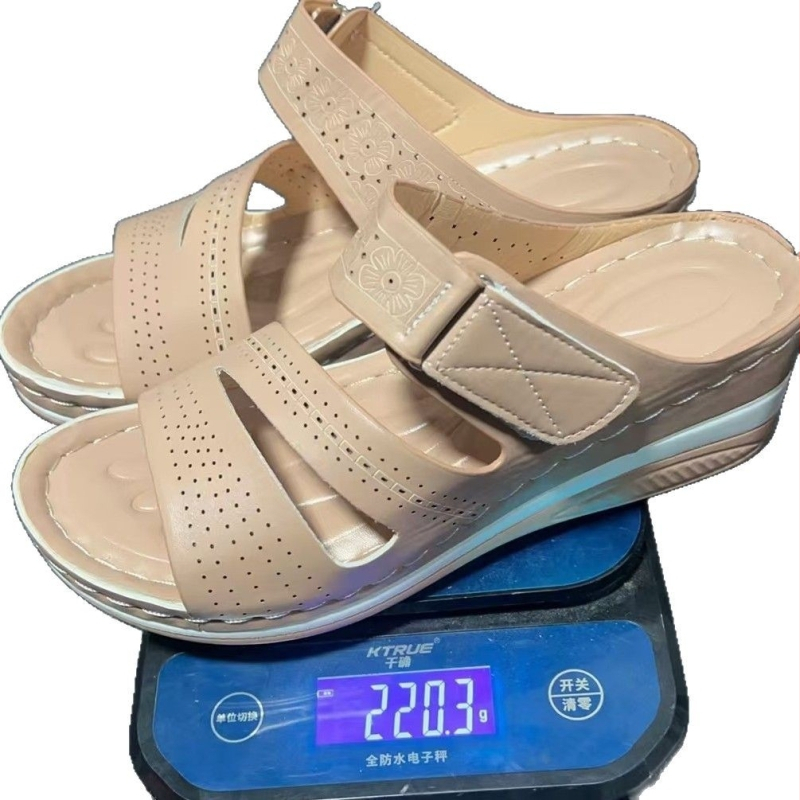 Dámske sandále a papuče s hrubou podrážkou v Európe a Spojených štátoch, nové letné sandále a papuče na klinovom podpätku v zahraničí z roku 2025