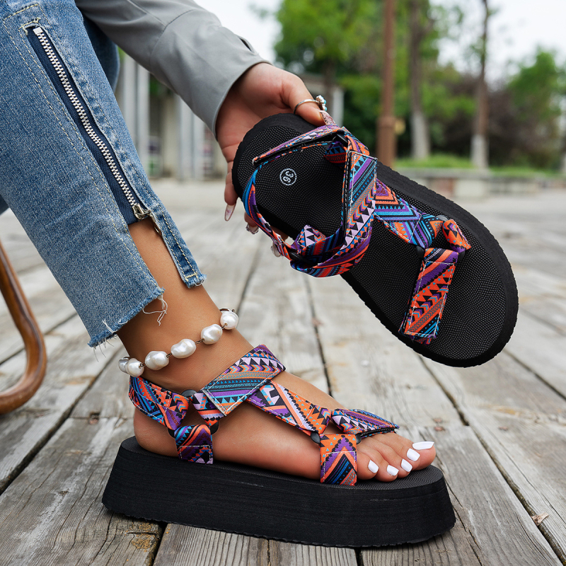 AliExpress pārrobežu plus izmēra biezas zoles sieviešu sandales ar āķi un cilpu aizdari 2024. gada jaunās Eiropas un Amerikas etniskā stila krāsu saskaņošanas pludmales sandales