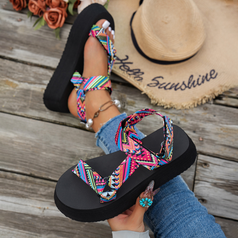 AliExpress pārrobežu plus izmēra biezas zoles sieviešu sandales ar āķi un cilpu aizdari 2024. gada jaunās Eiropas un Amerikas etniskā stila krāsu saskaņošanas pludmales sandales