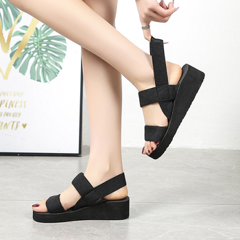 Cezhraničný zahraničný obchod 2024 Nové letné sandále s imitáciou slamy na kline Dámske módne ležérne plážové rímske topánky s hrubou podrážkou