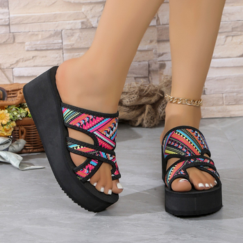 Papuci de plajă cu fund moale, antiderapanți, rezistenți la uzură, pentru femei, 2024, noi, europene și americane, transfrontaliere, mărime plus, la modă, cu toc plat