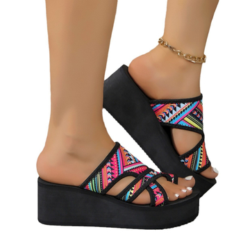 Papuci de plajă cu fund moale, antiderapanți, rezistenți la uzură, pentru femei, 2024, noi, europene și americane, transfrontaliere, mărime plus, la modă, cu toc plat