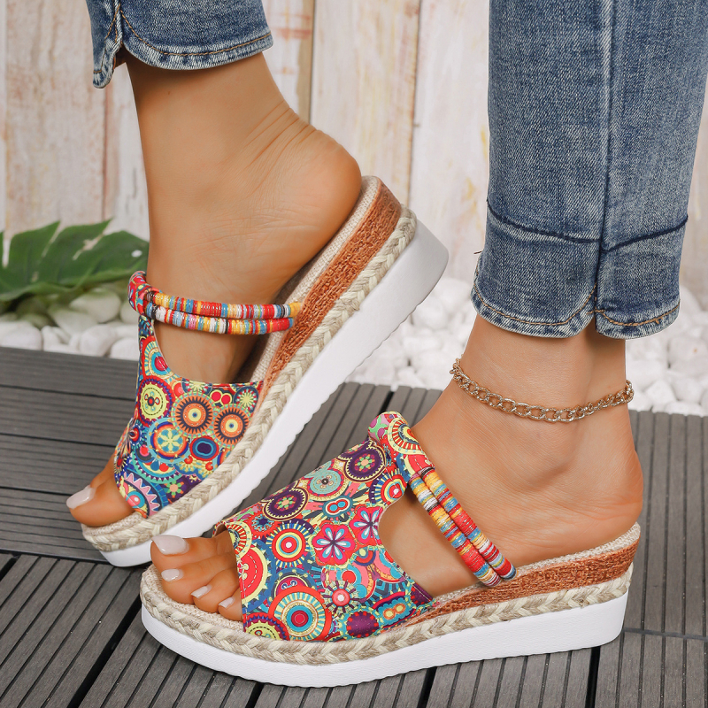 Moteriškos spalvingos basutės ir šlepetės vasarinėms naujoms pleišto formos paplūdimio basutėms su slydimo formos viduriniu kulnu laisvalaikio viršutiniams drabužiams