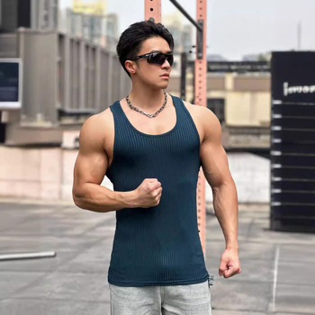 Nauja raumeninga vasarinė megzta vertikalių juostų fitneso, sportinio laisvalaikio, plona vyriška I formos liemenė, plaukų karta.