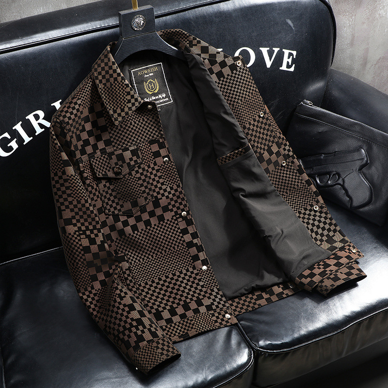 Naujas vyriškas odinis švarkelis su languotu raštu ir atlapu. Pavasarinis, rudens ir žiemos vyriškas švarkelis, išskirtinis visoje šalyje. Sandėlyje.