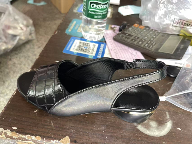 Dámske sandále so stredným podpätkom a hrubým podpätkom, letné nové 2024, mäkké kožené sandále a papuče, vrchné oblečenie, európske a americké cezhraničné sandále s rybou špičkou, plus size dámske topánky