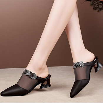 Γνήσιες μαλακές δερμάτινες παντόφλες με κλειστά δάχτυλα για γυναίκες 2025 Νέα καλοκαιρινά άνετα γυναικεία παπούτσια με στρας και χοντρά σανδάλια με μεσαίο τακούνι σε μεγάλα μεγέθη