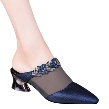 Γνήσιες μαλακές δερμάτινες παντόφλες με κλειστά δάχτυλα για γυναίκες 2025 Νέα καλοκαιρινά άνετα γυναικεία παπούτσια με στρας και χοντρά σανδάλια με μεσαίο τακούνι σε μεγάλα μεγέθη