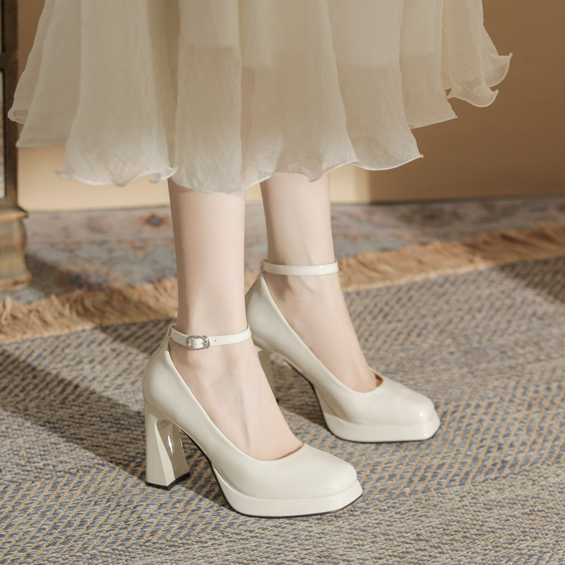 „Golden Cross RY9001“ platforminiai, stambiai pakulniai, kvadratine nosele, kūno spalvos, vieno sluoksnio bateliai, 2024 m. pavasario ir rudens nauji, seksualūs aukštakulniai su negiliais kulnais.