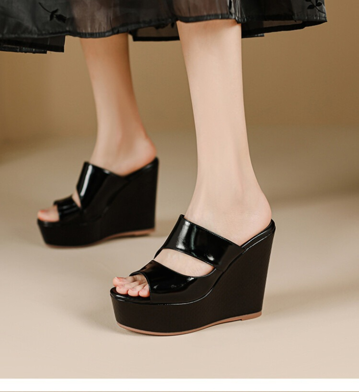 Pārrobežu vasaras jaunas, zivs mutes, biezas zoles ķīļveida sandales, augstpapēžu čības, modernas zelta un sudraba sandales vairumtirdzniecībā