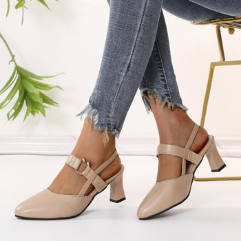 Μοντέρνα μαλακά δερμάτινα σανδάλια για γυναίκες με Baotou 2023 Νέα ανοιξιάτικα και καλοκαιρινά γυναικεία παπούτσια με μεσαίο τακούνι και χοντρό τακούνι, φλατ παπούτσια με μυτερή μύτη και αγκράφα