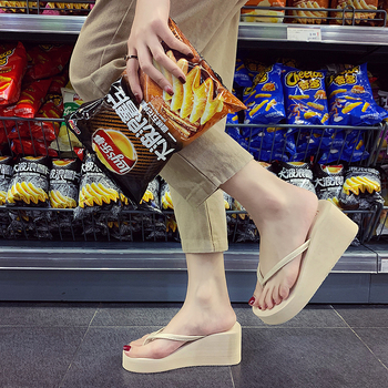 Dámske letné módne plážové papuče s hrubou podrážkou, kórejsko-kórejské čierne žabky so stredne vysokým podpätkom a protišmykovou podrážkou