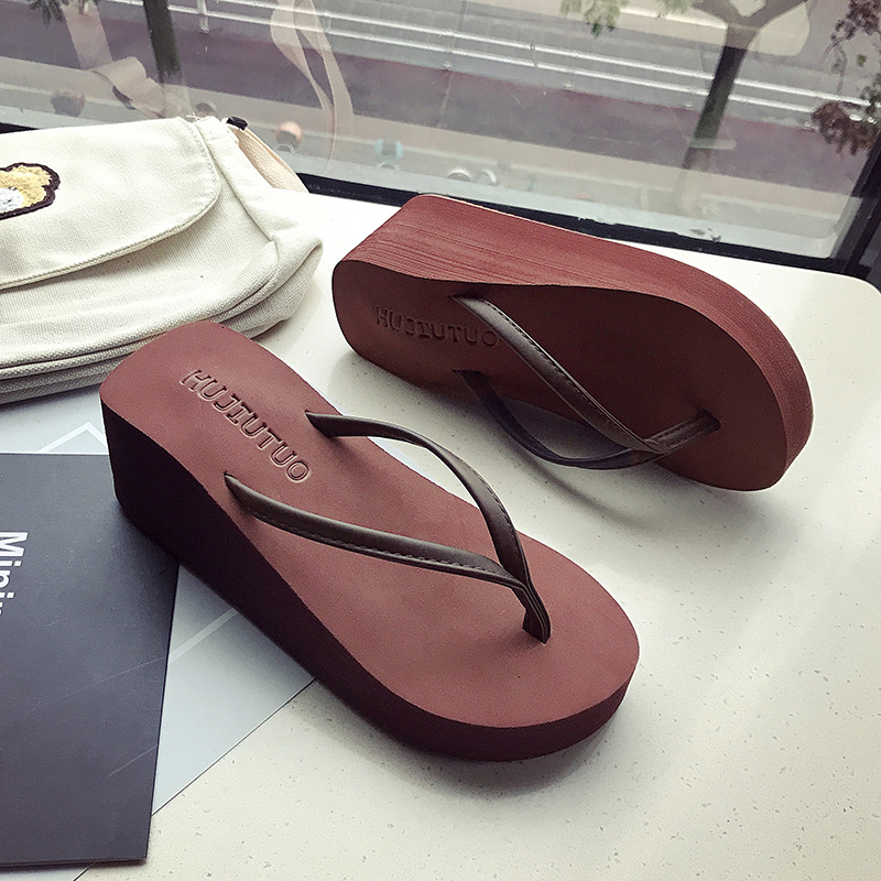 Dámske letné módne plážové papuče s hrubou podrážkou, kórejsko-kórejské čierne žabky so stredne vysokým podpätkom a protišmykovou podrážkou