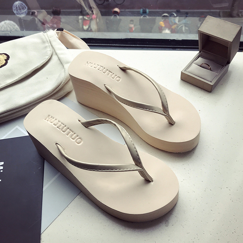 Dámske letné módne plážové papuče s hrubou podrážkou, kórejsko-kórejské čierne žabky so stredne vysokým podpätkom a protišmykovou podrážkou