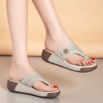 Luxusné sandále a papuče vo francúzskom štýle pre ženy, leto 2024, nový štýl, vrchné oblečenie so sukňou, hrubé spodné časti, plážové nazúvacie sandále