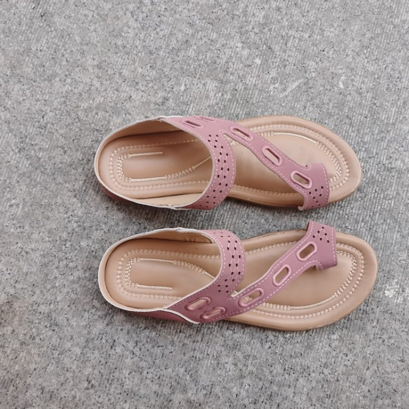 Nyári női cipők 2025 új lapos talpú, csatos női szandálok és papucsok, plus size csatos orrú női szandálok külkereskedelem számára