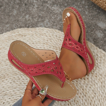 Γυναικεία σαγιονάρες με κοίλο χοντρό πάτο και σφήνα, plus size, με στρας και κλιπ, 2024, νέα ευρωπαϊκά και αμερικανικά σανδάλια αναψυχής με κλιπ ποδιών, για το καλοκαίρι