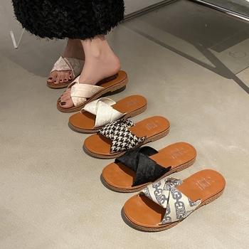 Női szandálok 2025 Nyár Új koreai stílusú lapos papucsok Keresztvágású divatos kültéri női papucsok Nagykereskedelem