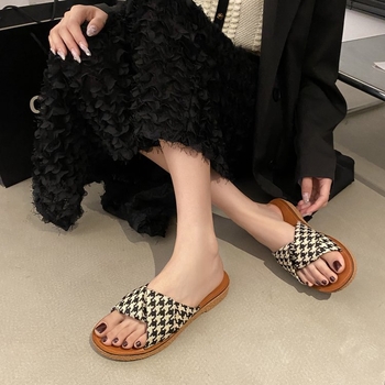 Női szandálok 2025 Nyár Új koreai stílusú lapos papucsok Keresztvágású divatos kültéri női papucsok Nagykereskedelem