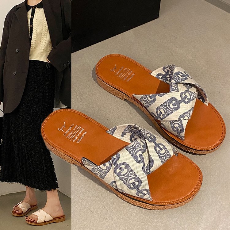 Női szandálok 2025 Nyár Új koreai stílusú lapos papucsok Keresztvágású divatos kültéri női papucsok Nagykereskedelem