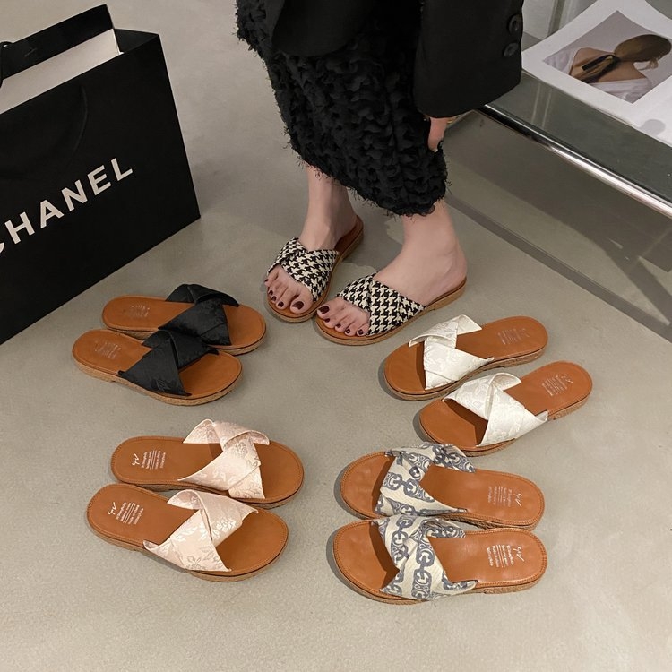 Női szandálok 2025 Nyár Új koreai stílusú lapos papucsok Keresztvágású divatos kültéri női papucsok Nagykereskedelem