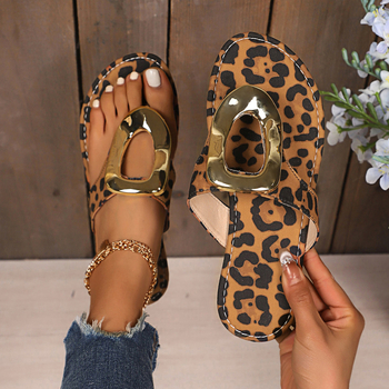 Európai és amerikai külkereskedelmi plus size lapos papucsok női határokon átnyúló új fémcsatos leopárdmintás üreges strandszandálok