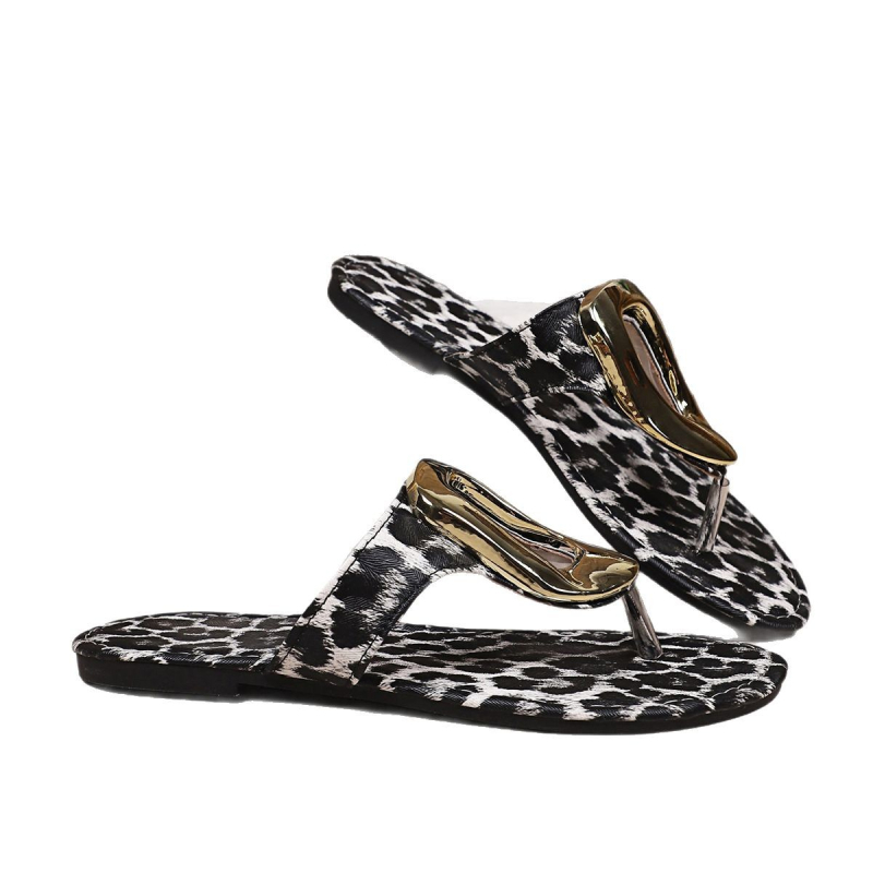 Európai és amerikai külkereskedelmi plus size lapos papucsok női határokon átnyúló új fémcsatos leopárdmintás üreges strandszandálok