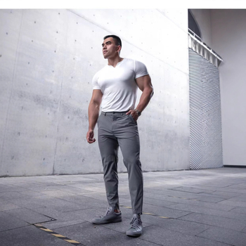 Ανδρικό μεγάλο, μονόχρωμο αθλητικό μπλουζάκι με κοντομάνικο τοπ και λαιμόκοψη V. Στενή μπλούζα με μισά μανίκια και λεπτό πουλόβερ. Διαθέσιμο σε τρία χρώματα.