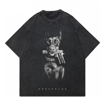 Όμορφο λυκόσκυλο Ντόμπερμαν σπάνιελ, ευρωπαϊκής και αμερικανικής μόδας, φαρδύ, oversize ανδρικό και γυναικείο μπλουζάκι με πλυμένα, φθαρμένα σχέδια και άμεσο ψεκασμό, με κοντομάνικο μπλουζάκι.