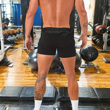 Väliskaubanduse spordikiiresti kuivavad lühikesed püksid Piiriülesed suvised laos Keskmise vöökohaga meeste voodrita kolmepunktilised lühikesed püksid, millel on hele plaat.