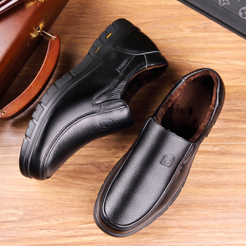 Pantofi de iarnă din bumbac cald, căptușiți cu fleece, 2024, pantofi noi din piele pentru bărbați, strat de cap din piele, cu fund moale, pantofi de afaceri pentru tați de vârstă mijlocie