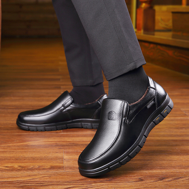 Pantofi de iarnă din bumbac cald, căptușiți cu fleece, 2024, pantofi noi din piele pentru bărbați, strat de cap din piele, cu fund moale, pantofi de afaceri pentru tați de vârstă mijlocie