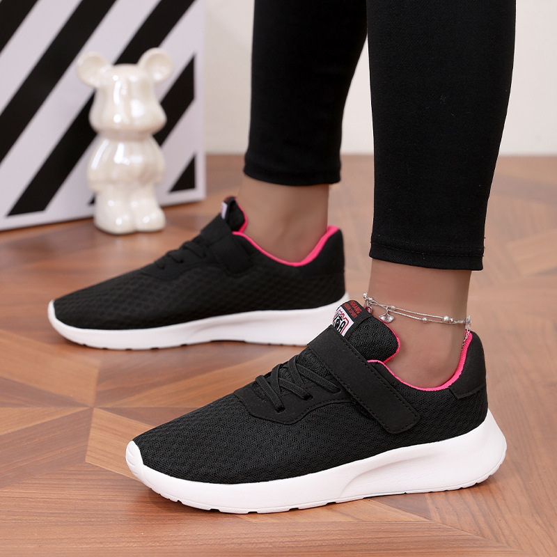 Vasariniai tinkliniai batai su juodu padu, medžiaginiai batai moterims, batai motinoms, vidutinio ir vyresnio amžiaus žmonėms, vaikščiojimo batai iš „Amazon Independent Station“ pagyvenusiems žmonėms.