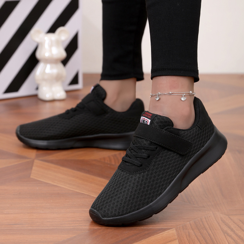 Vasariniai tinkliniai batai su juodu padu, medžiaginiai batai moterims, batai motinoms, vidutinio ir vyresnio amžiaus žmonėms, vaikščiojimo batai iš „Amazon Independent Station“ pagyvenusiems žmonėms.