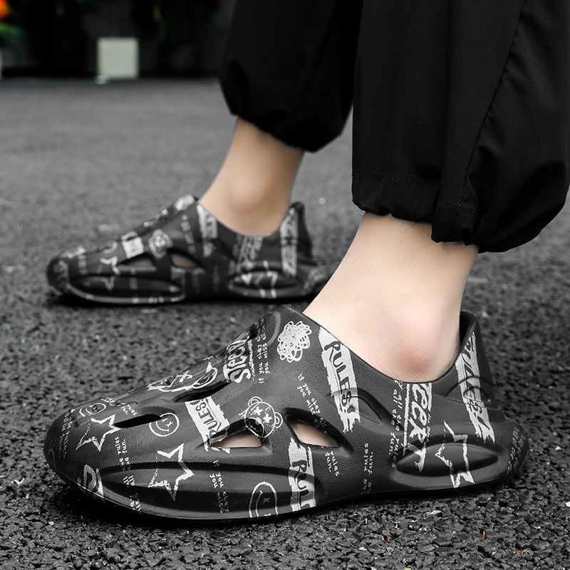 Pánske topánky s otvormi do strán, letné nové párové topánky Kanye Wading z roku 2025, s hrubou podrážkou a graffiti.