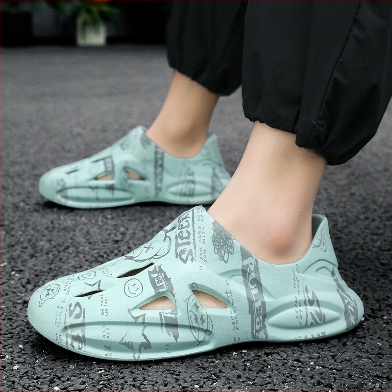 Pánske topánky s otvormi do strán, letné nové párové topánky Kanye Wading z roku 2025, s hrubou podrážkou a graffiti.